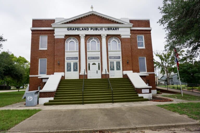 Grapeland Public Library Holds Used Book and Rummage Sale