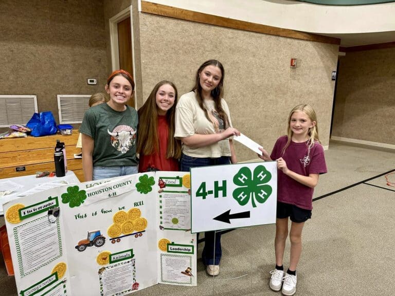 4-H Kids Receive Donation