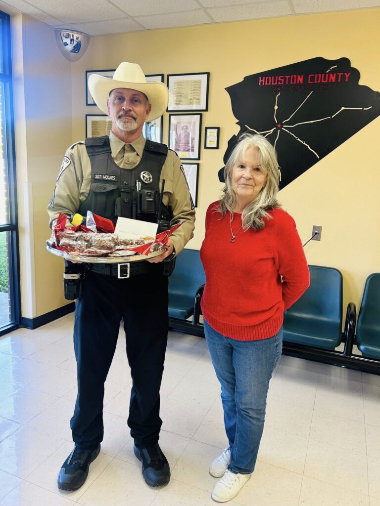 DAR Chapter Honors Veterans With Wreaths Across America Tribute